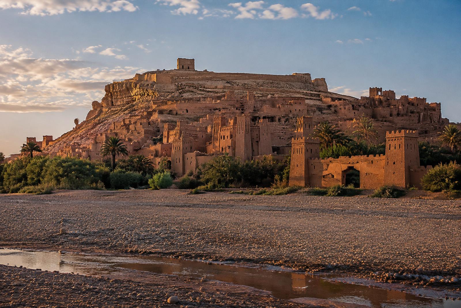 Kasbah fortifiée d'Aït Ben Haddou en pisé vue depuis le lit de la rivière en fin d'après-midi